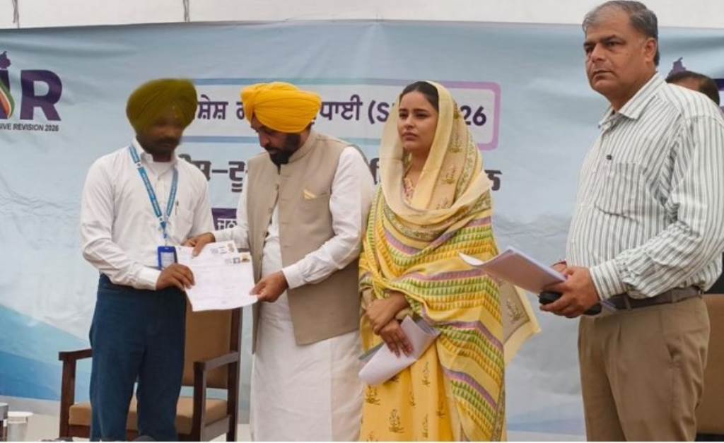 Chief Minister Mann along with his wife filled the forms under SIR handed over the forms to the BLO at his Sangrur residence